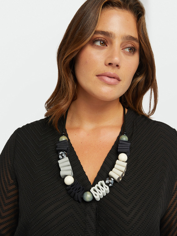 Collar con boules y cintas de piel