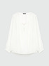 Blusa con collana in perle image number 4