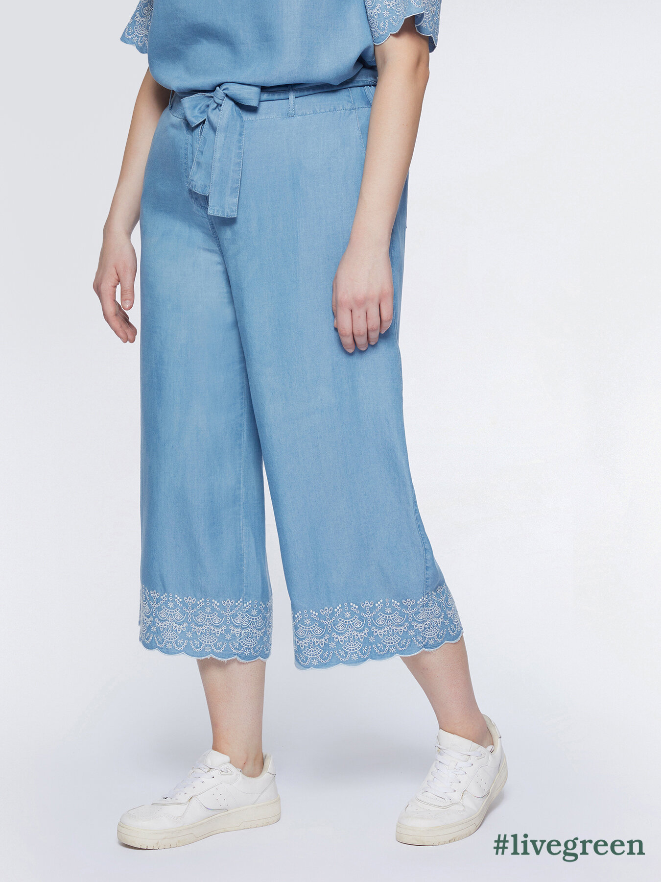 Cropped trousers with embroidery on the hem image number 0