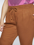 Pantalones carrot con cordones en la cintura image number 2