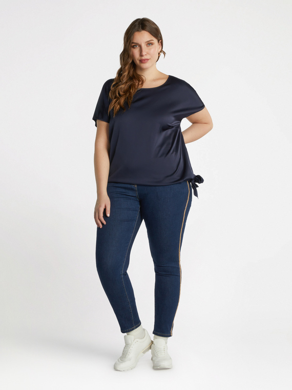 Blusa con viscosa LENZING™ ECOVERO™ con nodo al fondo
