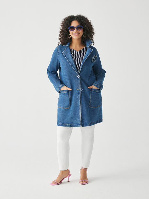 Trench in denim stretch con spilla