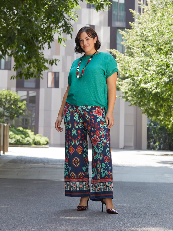 Pantalón modelo palazzo con estampado