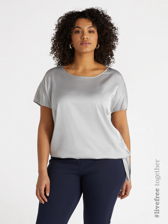 Blusa con viscosa LENZING™ ECOVERO™ con nodo al fondo