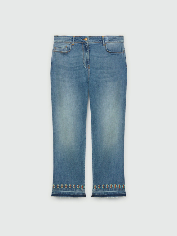 Cropped-Jeans mit ethnischer Stickerei