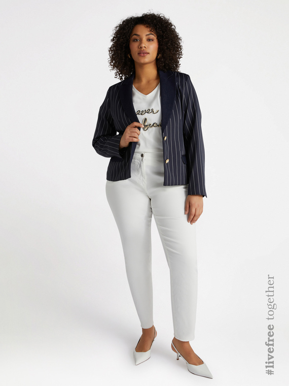 Blazer gessato con dettagli in denim