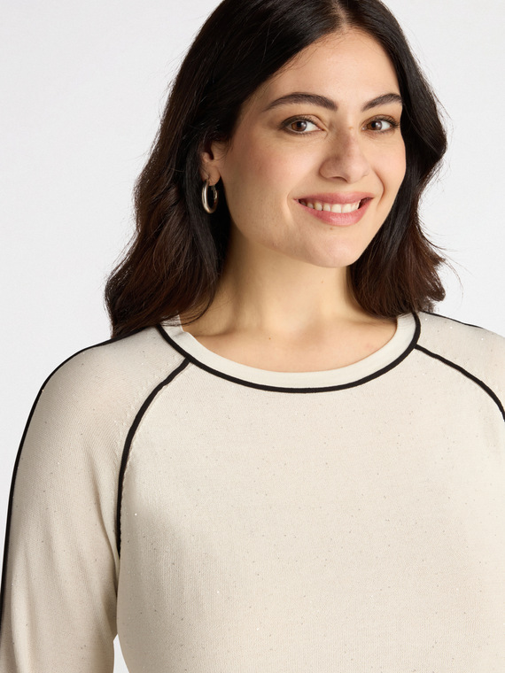 Maglia con bordi neri a contrasto e mini paillettes