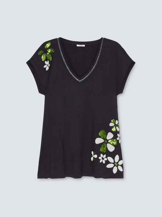 Camiseta con bordados florales
