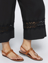 Pantaloni cropped con bordi in pizzo image number 2