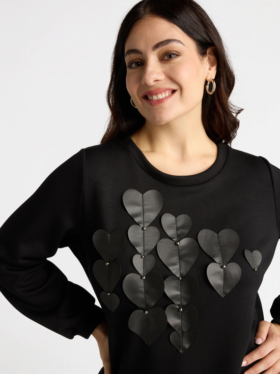 Felpa con applicazioni a forma di cuore