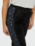 Pantaloni joggers con bordo animalier e punti luce image number 2