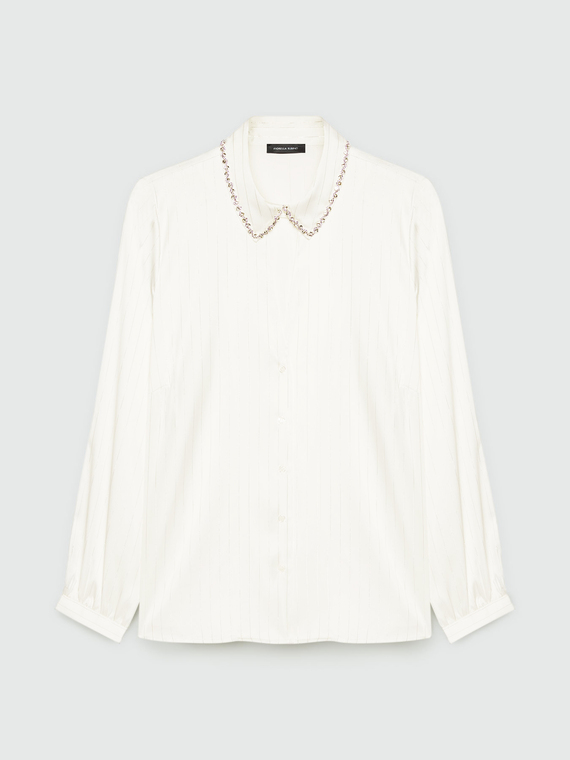 Camicia con cut out a goccia e colletto ricamato