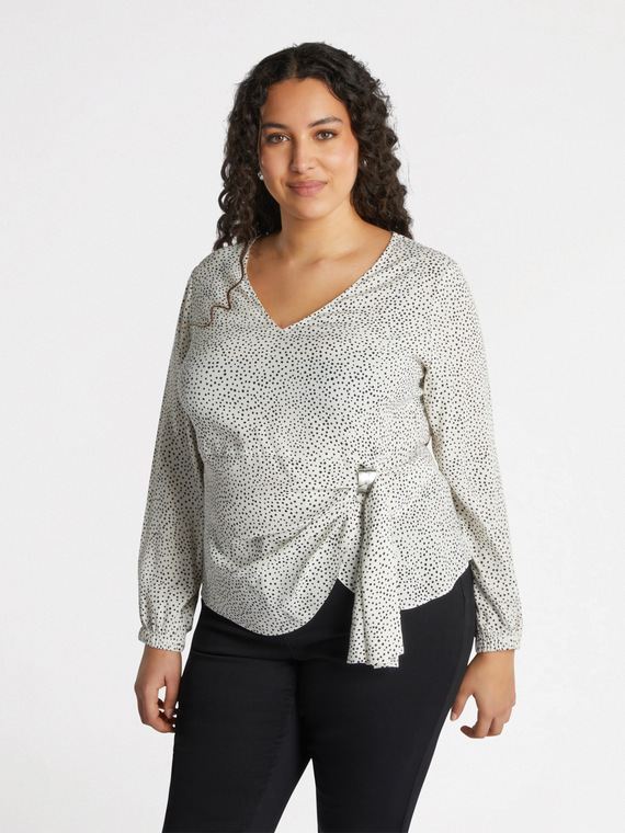 Blusa a pois con pieghe sul fianco
