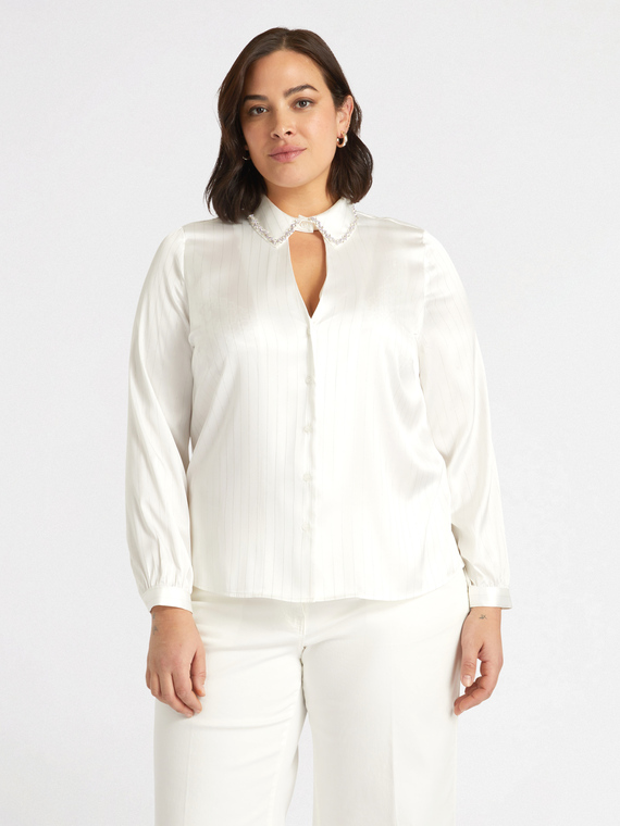 Camicia con cut out a goccia e colletto ricamato
